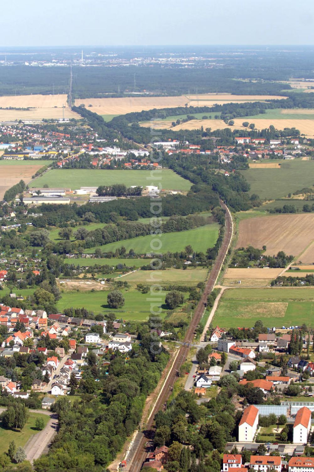 Aerial image Wolfen - Blick auf die Schienentrasse der Deutschen Bahn in Nord / Süd- Richtung von Dessau kommend nach Wolfen-Bitterfeld