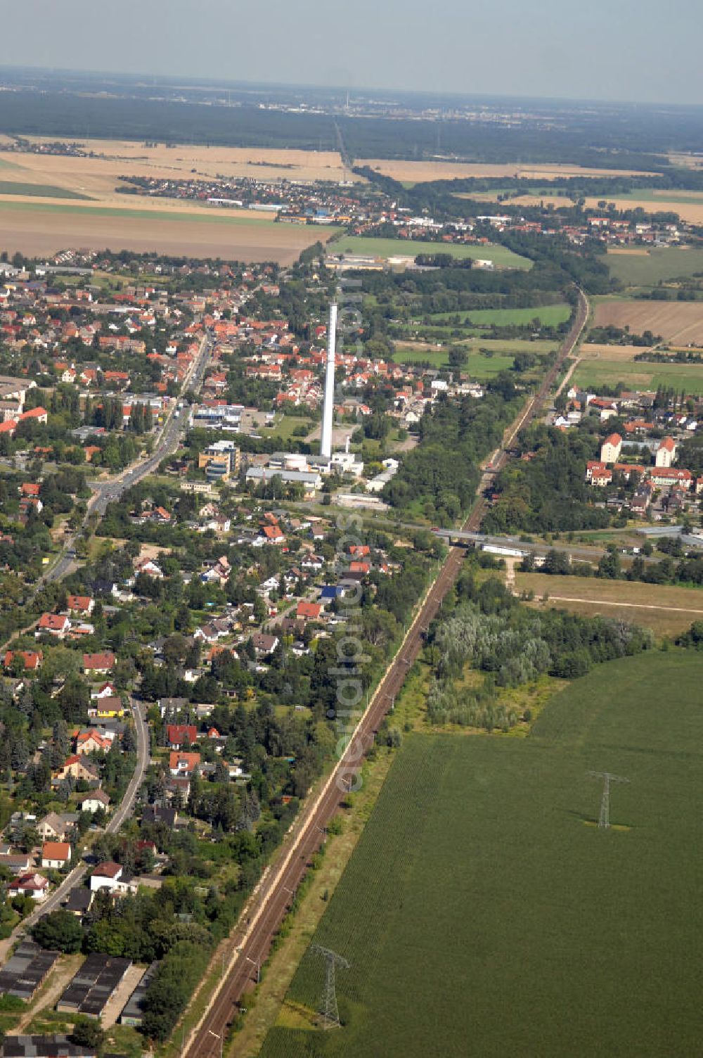 Aerial photograph Wolfen - Blick auf die Schienentrasse der Deutschen Bahn in Nord / Süd- Richtung von Dessau kommend nach Wolfen-Bitterfeld