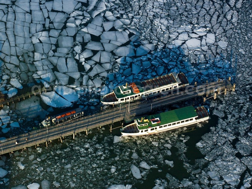 Aerial photograph Frauenchiemsee - Ships and dock at the island Frauenchiemsee in the lake Chiemsee in the state of Bavaria. The island is car free and reachable via ship throughout the year. The dock is enclosed by ice floe