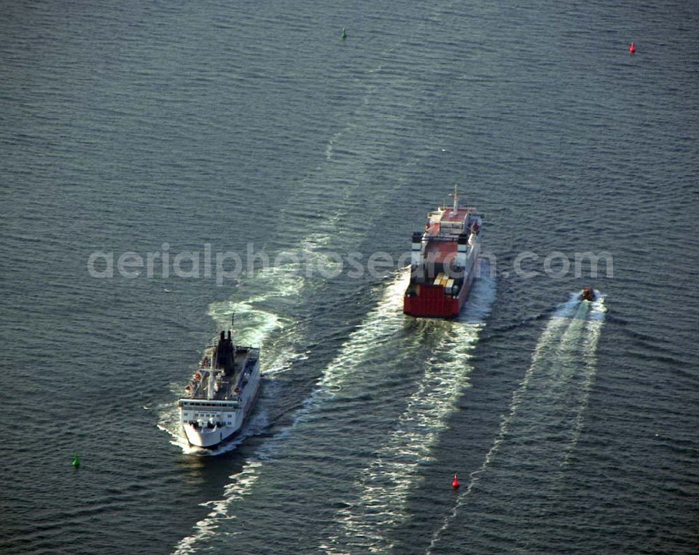 Aerial image Rostock - Warnemünde - Blick auf Schiffe beim Anlaufen und Verlassen des Hafens von Warnemünde