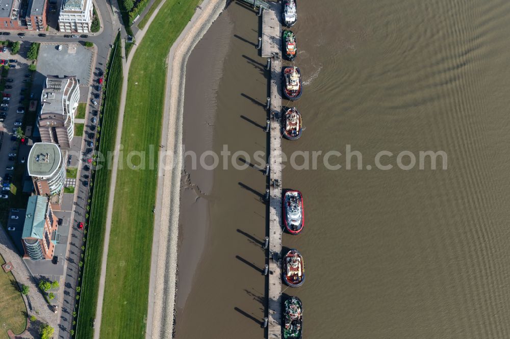 Bremerhaven from the bird's eye view: Ships at the tugboat pier on the Weser on Lohmannstrasse in the district Mitte-Sued in Bremerhaven in the state Bremen, Germany