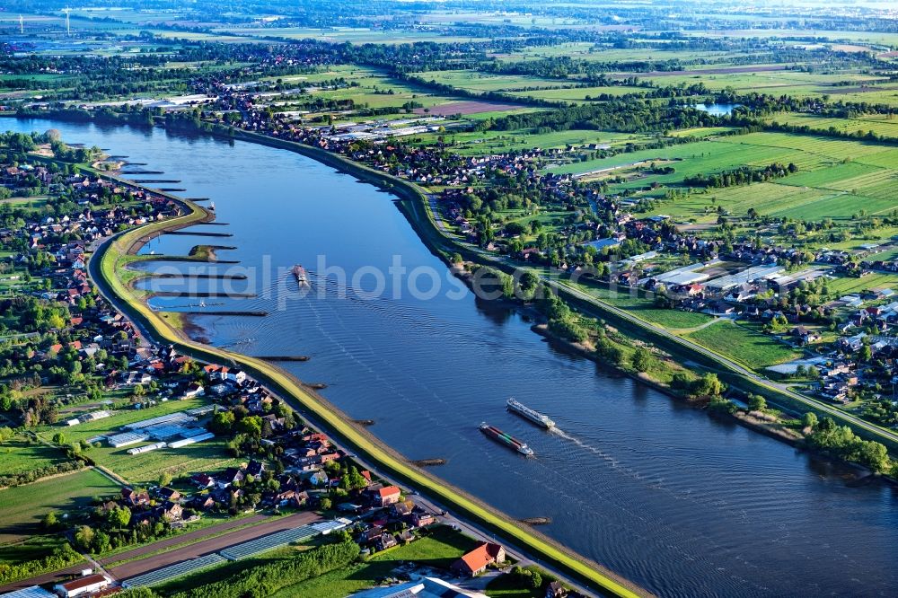 Hamburg from the bird's eye view: Ships and barge trains inland waterway transport in driving on the waterway of the river of the River Elbe at the Kreuzdeich in Hamburg, Germany