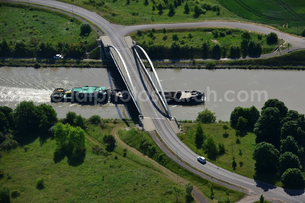 Elbe-Parey from the bird's eye view: Ships and barge trains inland waterway transport in driving on the waterway of the river the Elbe-Havel-Kanal in Elbe-Parey in the state Saxony-Anhalt