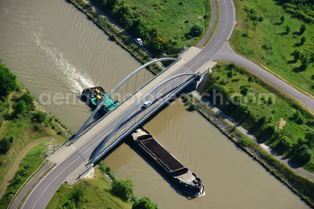 Elbe-Parey from the bird's eye view: Ships and barge trains inland waterway transport in driving on the waterway of the river the Elbe-Havel-Kanal in Elbe-Parey in the state Saxony-Anhalt