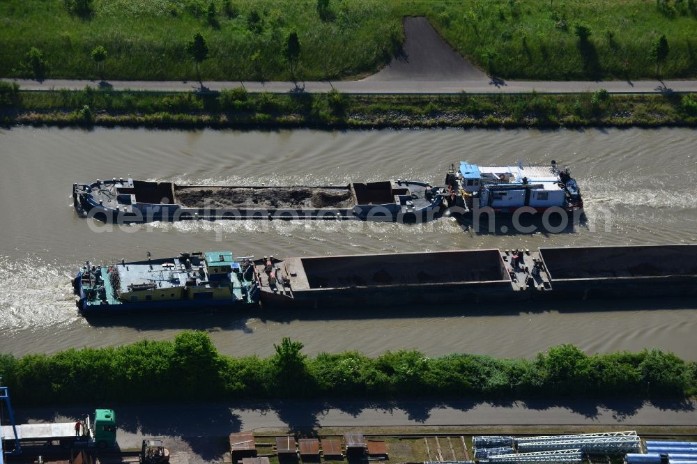 Elbe-Parey from the bird's eye view: Ships and barge trains inland waterway transport in driving on the waterway of the river the Elbe-Havel canal in Elbe-Parey in the state Saxony-Anhalt