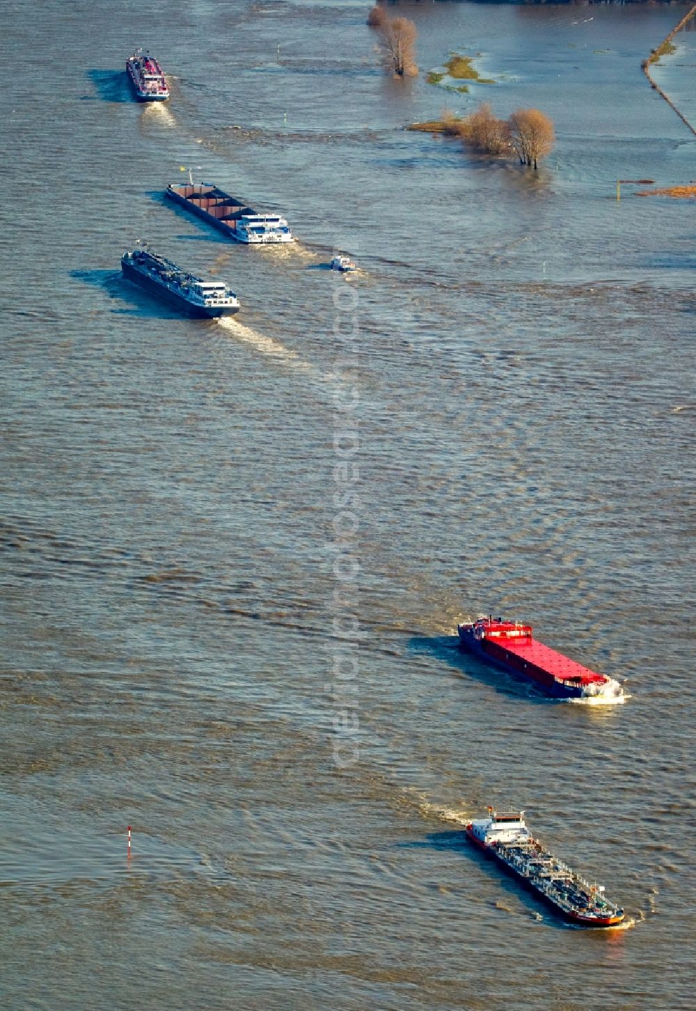 Aerial photograph Emmerich am Rhein - Ships and barge trains inland waterway transport in driving on the waterway of the river Rhine in Emmerich am Rhein in the state North Rhine-Westphalia