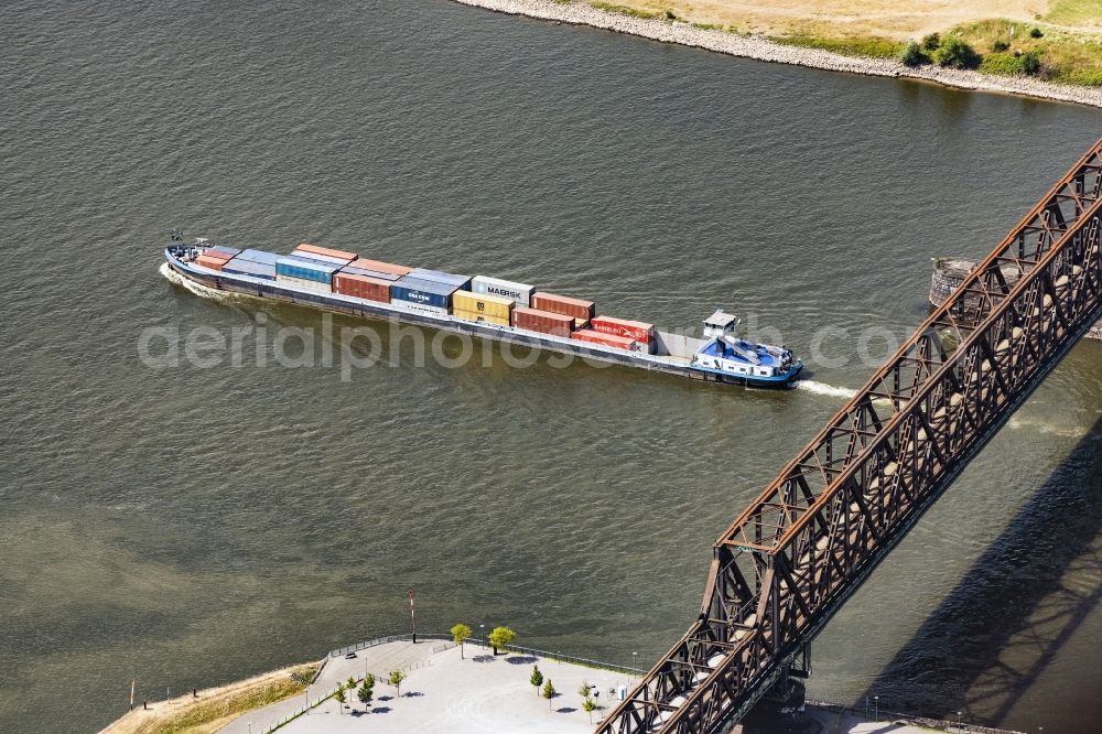 Aerial image Duisburg - Ships and barge trains inland waterway transport in driving on the waterway of the river nach einer Eisenbahnbruecke on Rhein in Duisburg in the state North Rhine-Westphalia, Germany