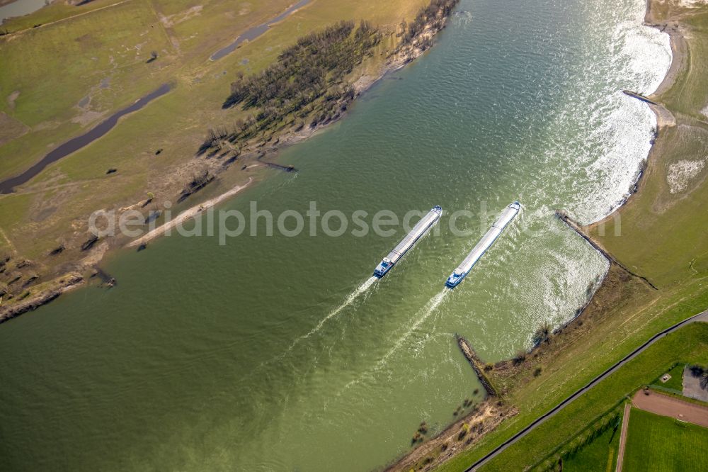 Aerial photograph Büderich - Ships and barge trains inland waterway transport in driving on the waterway of the river of the Rhine river on street Rheinallee in Buederich at Ruhrgebiet in the state North Rhine-Westphalia, Germany