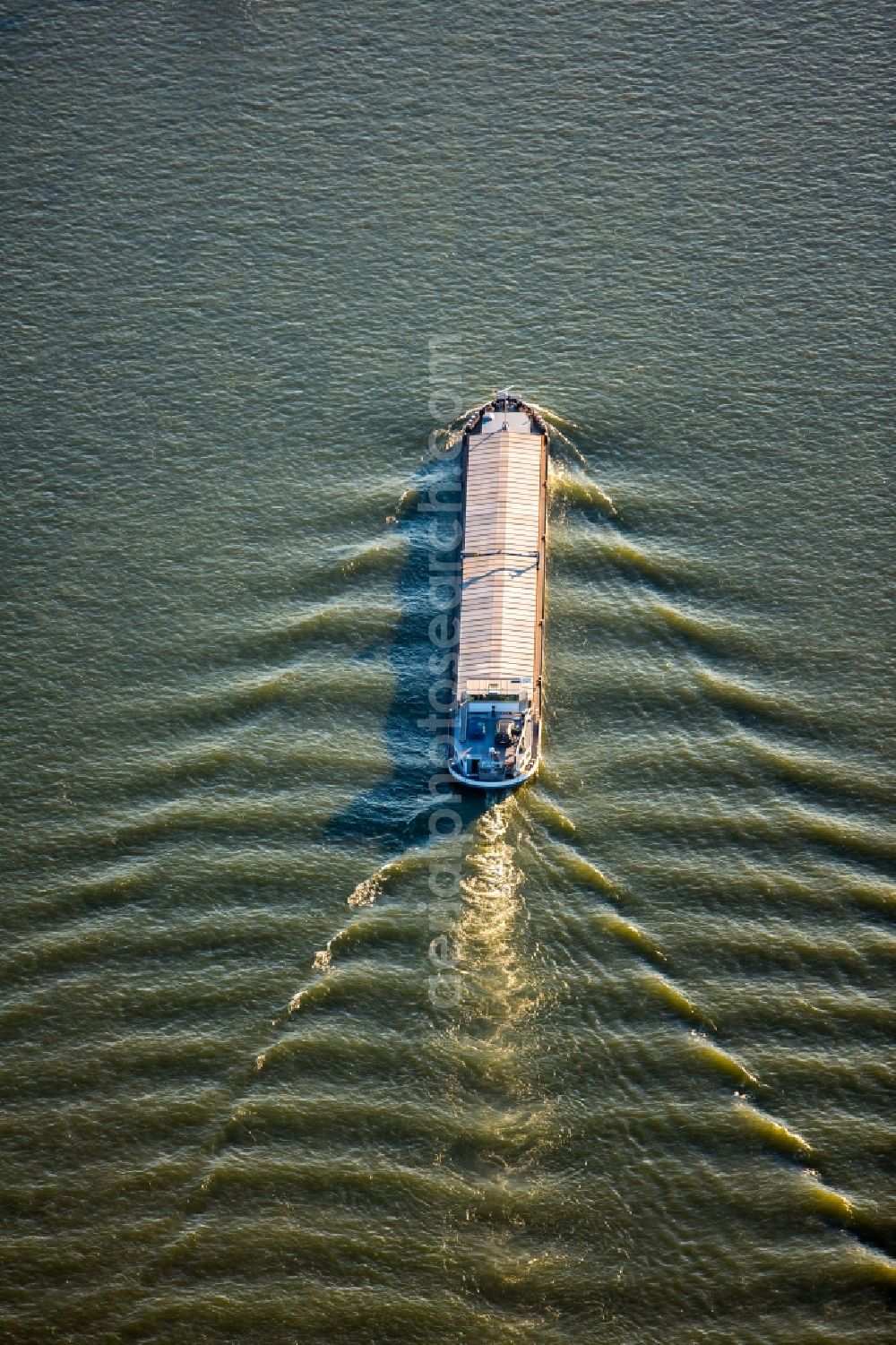 Aerial photograph Duisburg - Ships and barge trains inland waterway transport in driving on the waterway of the river of rhine in Duisburg in the state North Rhine-Westphalia