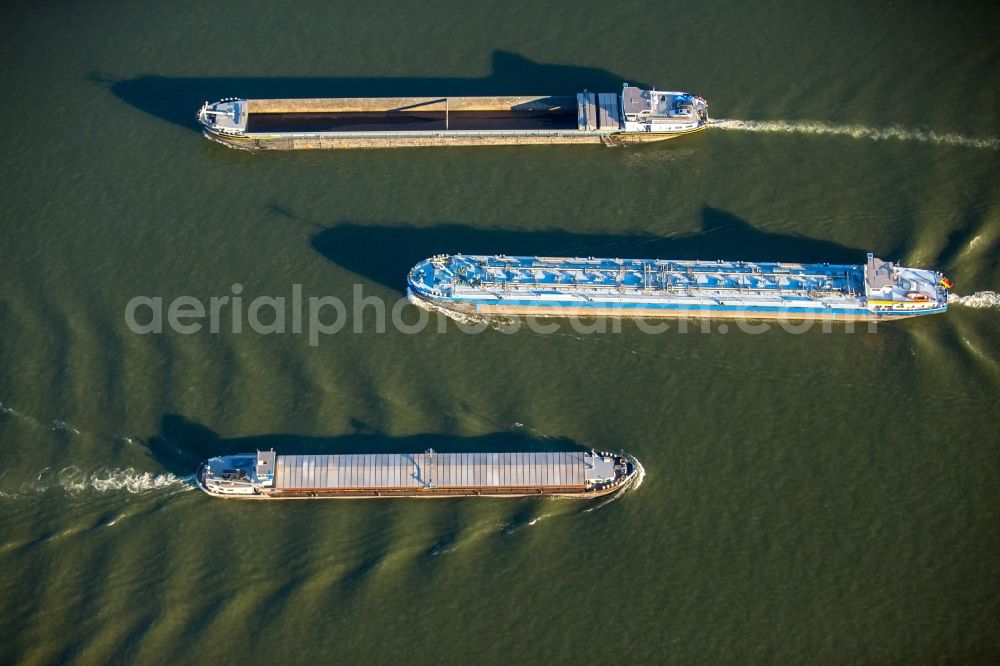 Duisburg from the bird's eye view: Ships and barge trains inland waterway transport in driving on the waterway of the river of rhine in Duisburg in the state North Rhine-Westphalia