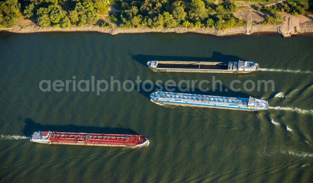 Aerial photograph Duisburg - Ships and barge trains inland waterway transport in driving on the waterway of the river of rhine in Duisburg in the state North Rhine-Westphalia