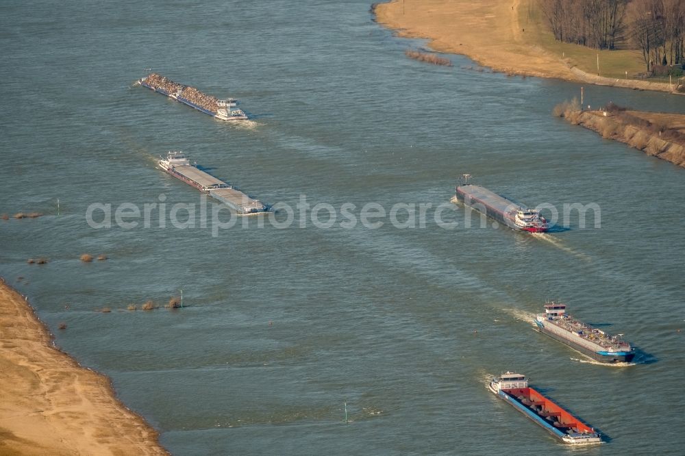 Aerial photograph Duisburg - Ships and barge trains inland waterway transport in driving on the waterway of the river of the Rhine river in Duisburg in the state North Rhine-Westphalia, Germany