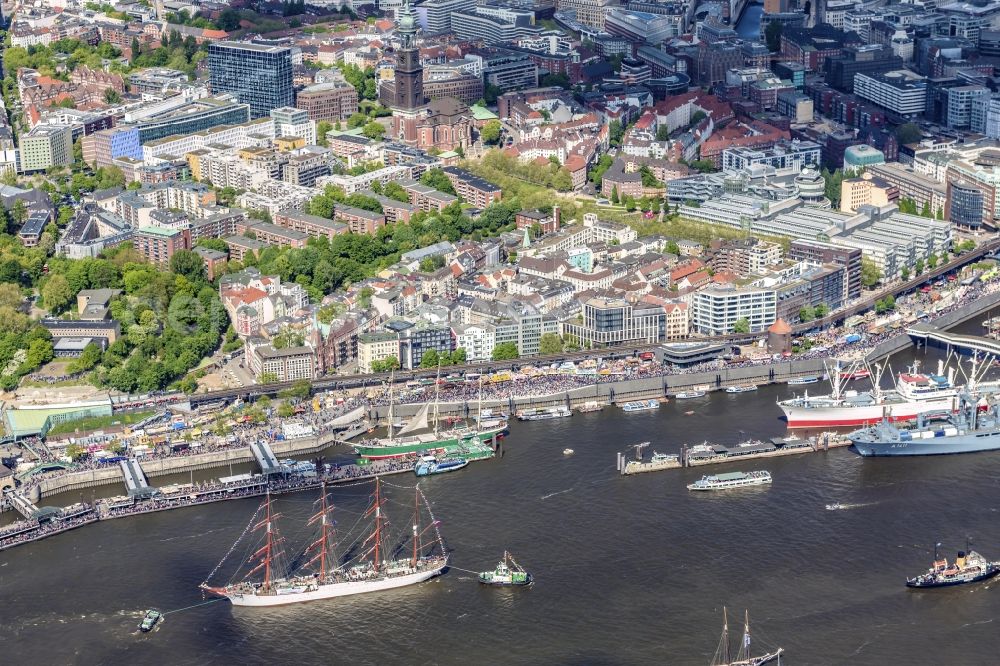 Hamburg from above - Quays and boat moorings at the port of the inland port beim Auslaufparade von Grossseglern in the district Steinwerder in Hamburg, Germany