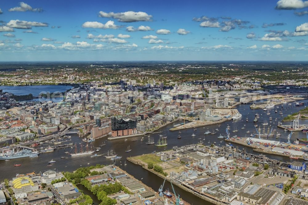 Aerial image Hamburg - Quays and boat moorings at the port of the inland port beim Auslaufparade von Grossseglern in the district Steinwerder in Hamburg, Germany