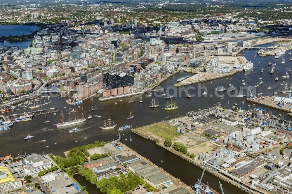 Aerial photograph Hamburg - Quays and boat moorings at the port of the inland port beim Auslaufparade von Grossseglern in the district Steinwerder in Hamburg, Germany