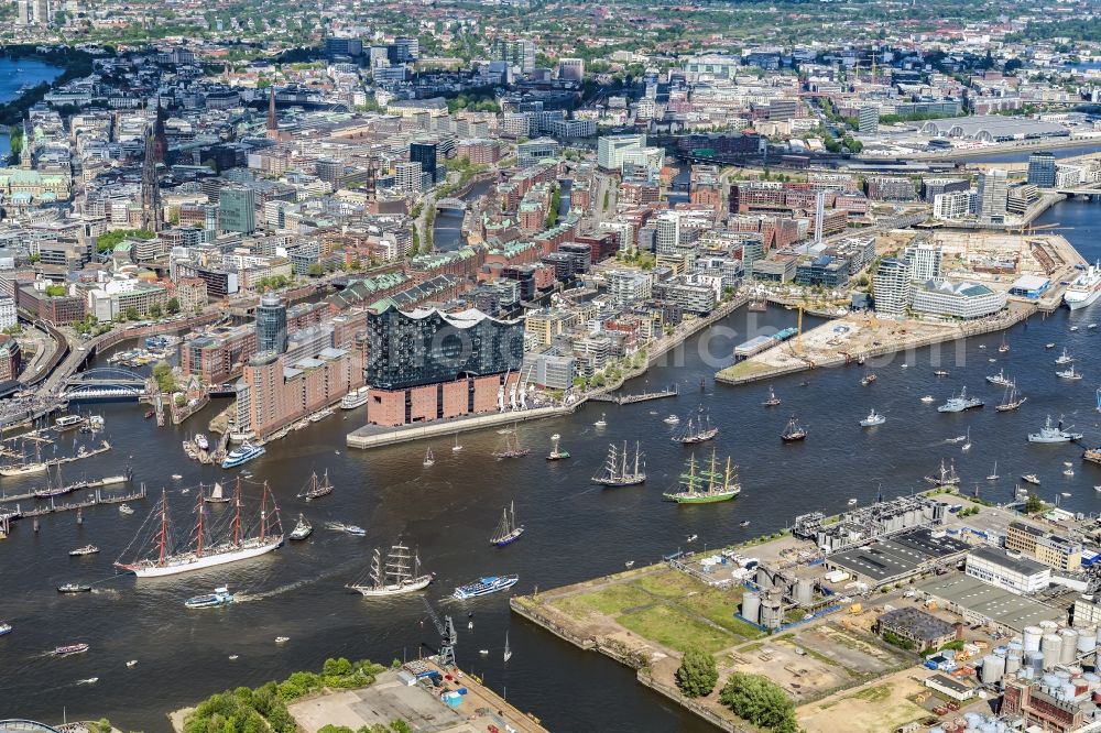 Hamburg from above - Quays and boat moorings at the port of the inland port beim Auslaufparade von Grossseglern in the district Steinwerder in Hamburg, Germany