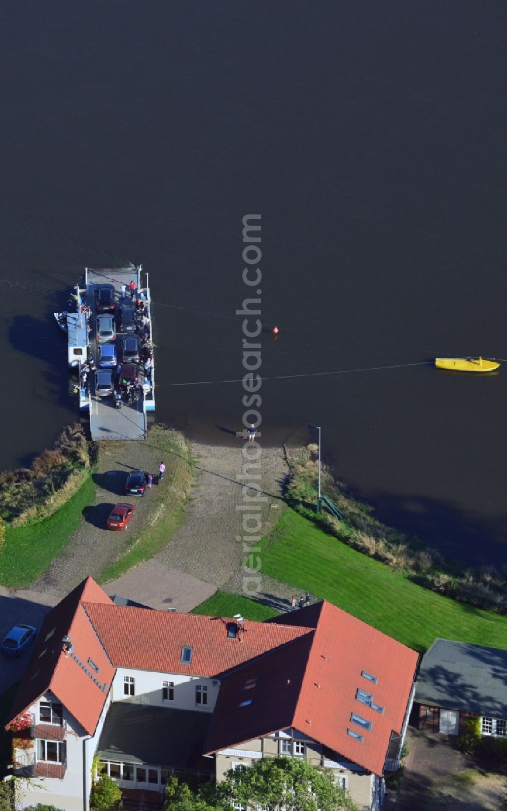 Wörlitz from the bird's eye view: Ship ferry service on the banks of the Elbe north of Woerlitz in Saxony-Anhalt