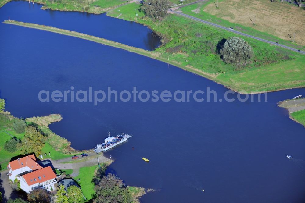 Wörlitz from the bird's eye view: Ship ferry service on the banks of the Elbe north of Woerlitz in Saxony-Anhalt