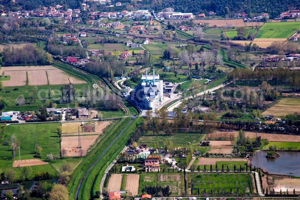 Pietrasanta from the bird's eye view: Ship-shaped Building and production halls on the premises of ERSU S.p.a. in Pietrasanta in Toskana, Italy