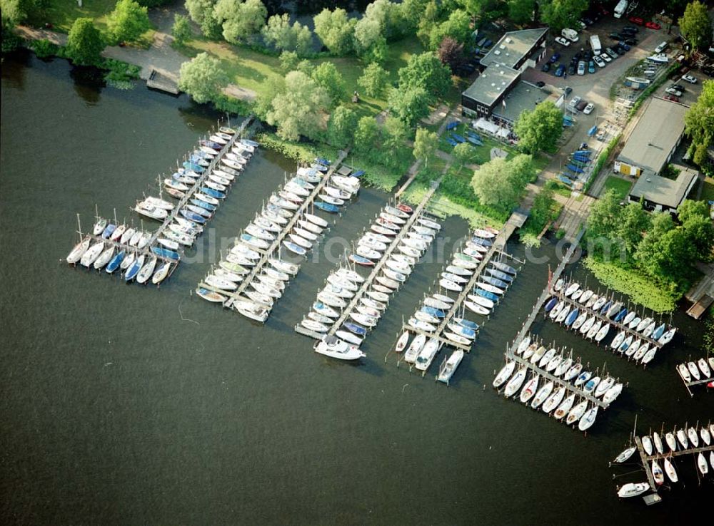 Berlin - Spandau from the bird's eye view: Schiffshafen an der Scharfen Lanke in Spandau.