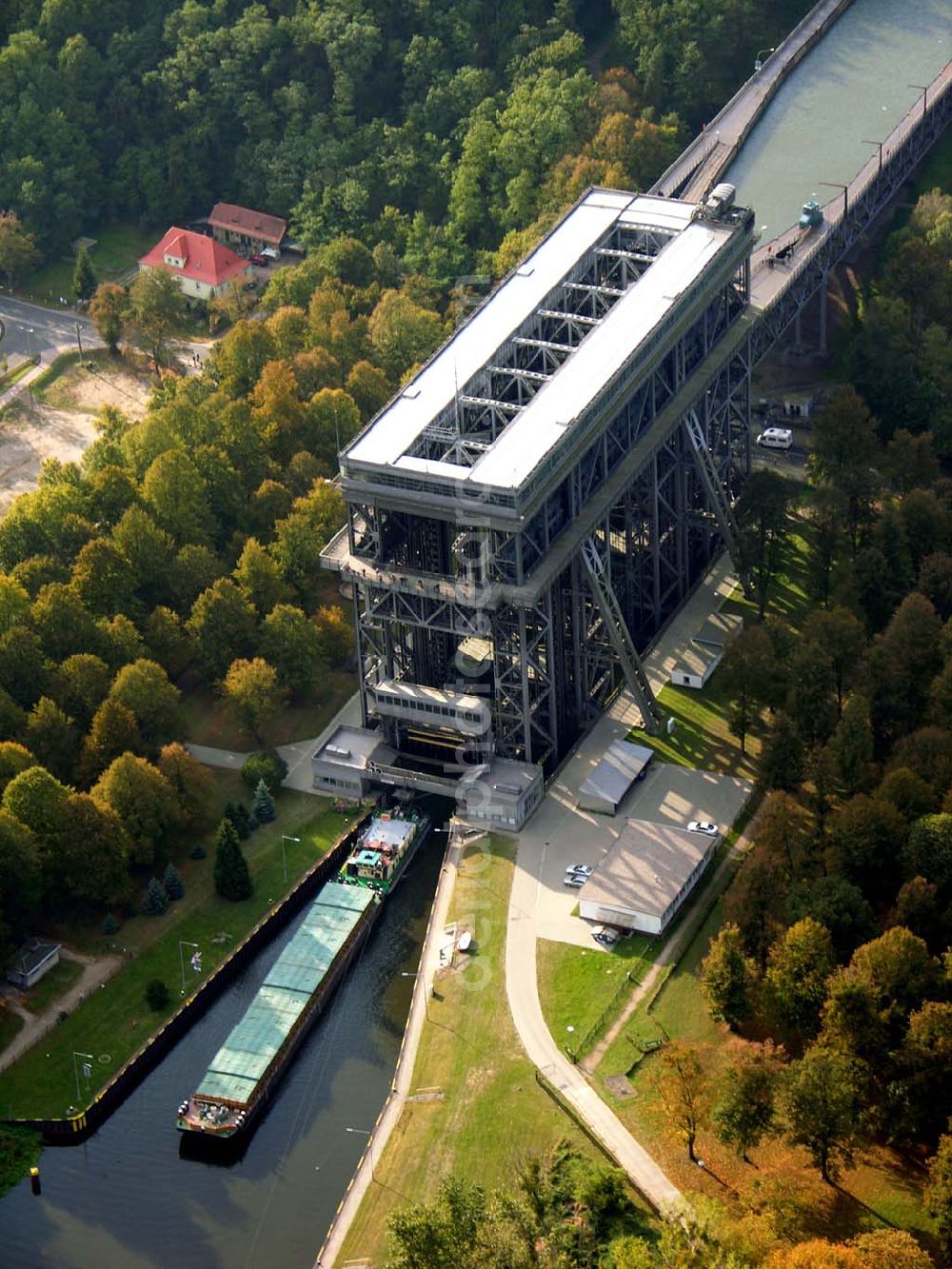 Finow/ Brandenburg from the bird's eye view: 13.10.2004 Blick auf das Schiffshebewerk in Niederfinow.