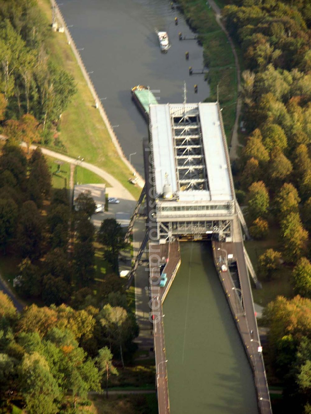 Finow/ Brandenburg from the bird's eye view: 13.10.2004 Blick auf das Schiffshebewerk in Niederfinow.