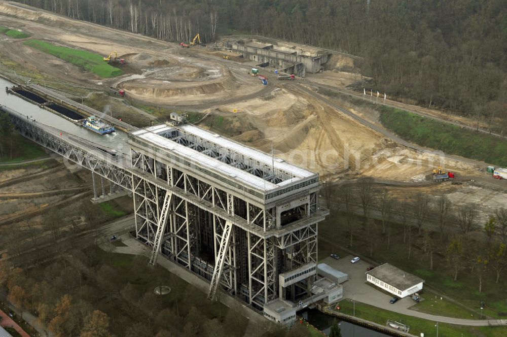 Niederfinow from the bird's eye view: Blick auf die erweiterungsbaustelle am Schiffshebewerk Niederfinow. Der Bund stellt 285 Millionen Euro für den Bau eines neuen Schiffshebewerkes bereit, welches die seit 1934 arbeitende alte, unter Denkmalschutz stehende Anlage ablösen soll.