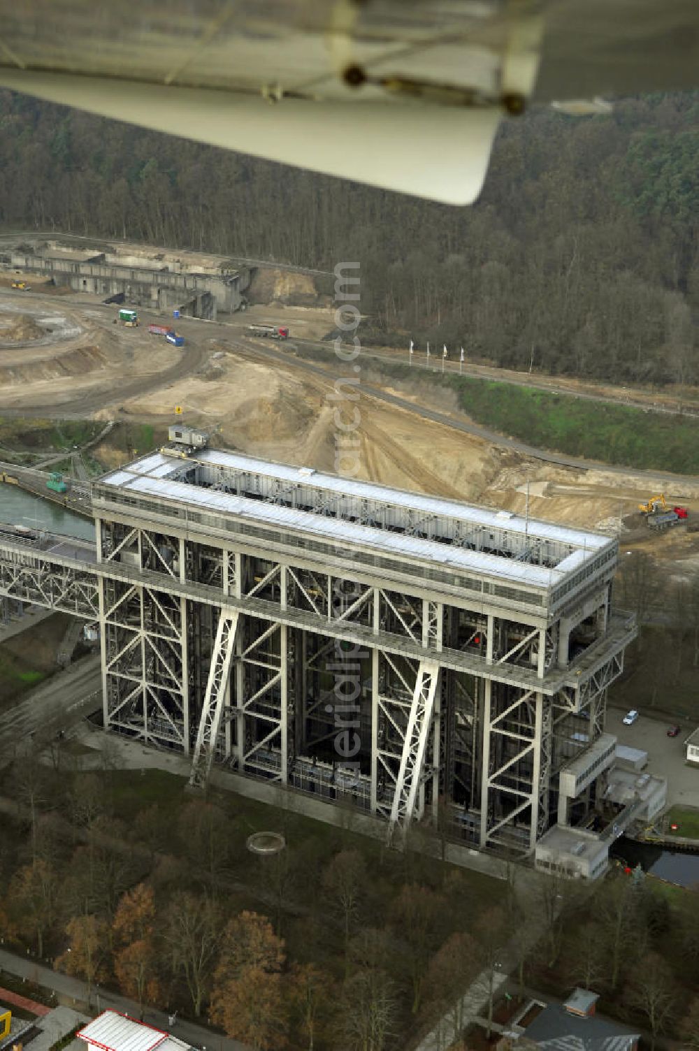 Aerial image Niederfinow - Blick auf die erweiterungsbaustelle am Schiffshebewerk Niederfinow. Der Bund stellt 285 Millionen Euro für den Bau eines neuen Schiffshebewerkes bereit, welches die seit 1934 arbeitende alte, unter Denkmalschutz stehende Anlage ablösen soll.