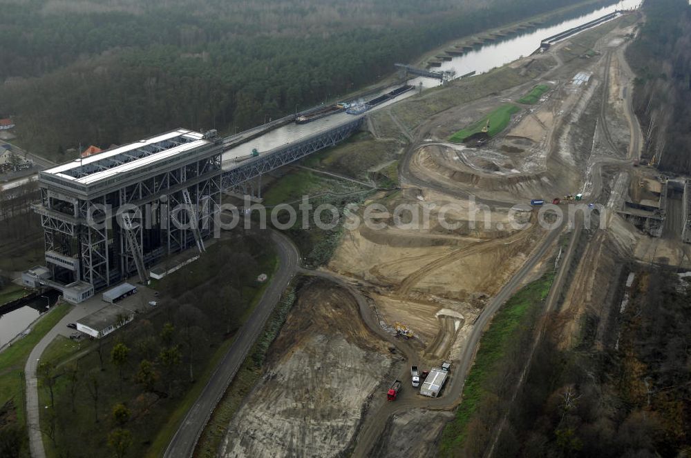 Niederfinow from the bird's eye view: Blick auf die erweiterungsbaustelle am Schiffshebewerk Niederfinow. Der Bund stellt 285 Millionen Euro für den Bau eines neuen Schiffshebewerkes bereit, welches die seit 1934 arbeitende alte, unter Denkmalschutz stehende Anlage ablösen soll.