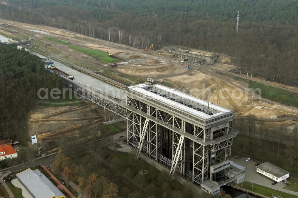 Aerial photograph Niederfinow - Blick auf die erweiterungsbaustelle am Schiffshebewerk Niederfinow. Der Bund stellt 285 Millionen Euro für den Bau eines neuen Schiffshebewerkes bereit, welches die seit 1934 arbeitende alte, unter Denkmalschutz stehende Anlage ablösen soll.