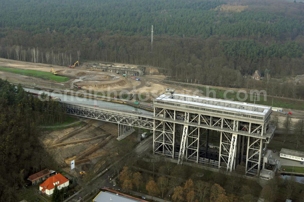 Niederfinow from the bird's eye view: Blick auf die erweiterungsbaustelle am Schiffshebewerk Niederfinow. Der Bund stellt 285 Millionen Euro für den Bau eines neuen Schiffshebewerkes bereit, welches die seit 1934 arbeitende alte, unter Denkmalschutz stehende Anlage ablösen soll.