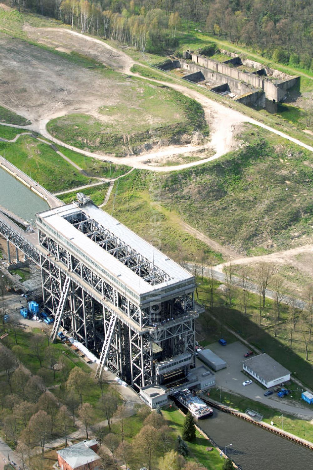 Niederfinow from the bird's eye view: Blick auf das Areal des Schiffshebewerkes Niederfinow. Der Bund stellt 285 Millionen Euro für den Bau eines neuen Schiffshebewerkes bereit, welches die seit 1934 arbeitende alte, unter Denkmalschutz stehende Anlage ablösen soll.