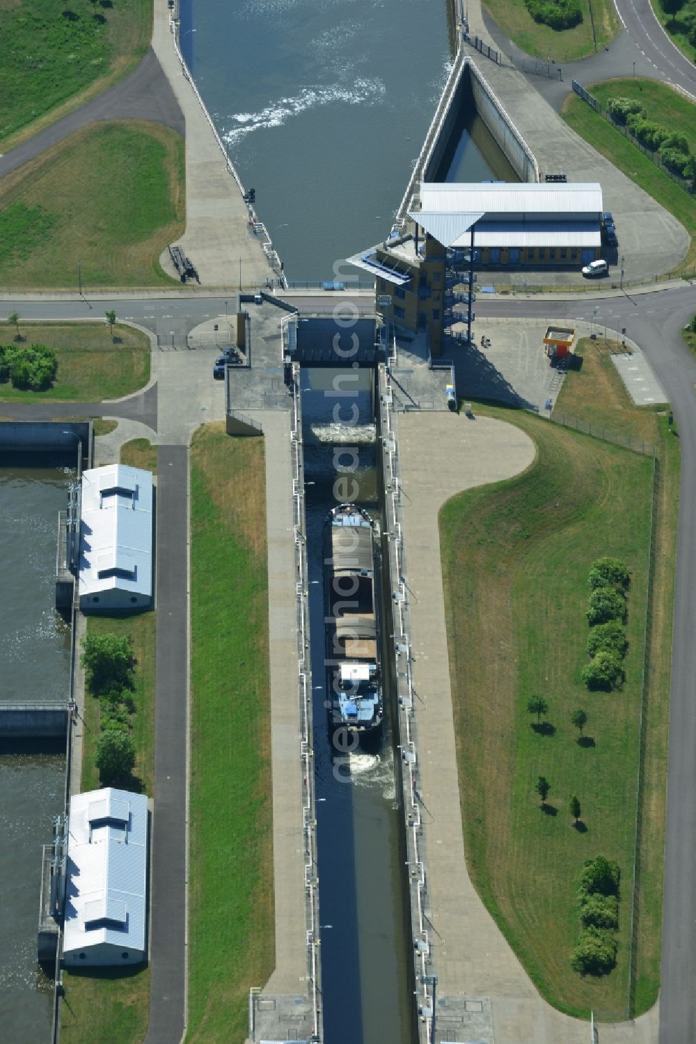 Aerial photograph Magdeburg - New Boat lift and locks plants on the banks of the waterway of the Abstiegskanal Rothensee in Magdeburg in the state Saxony-Anhalt