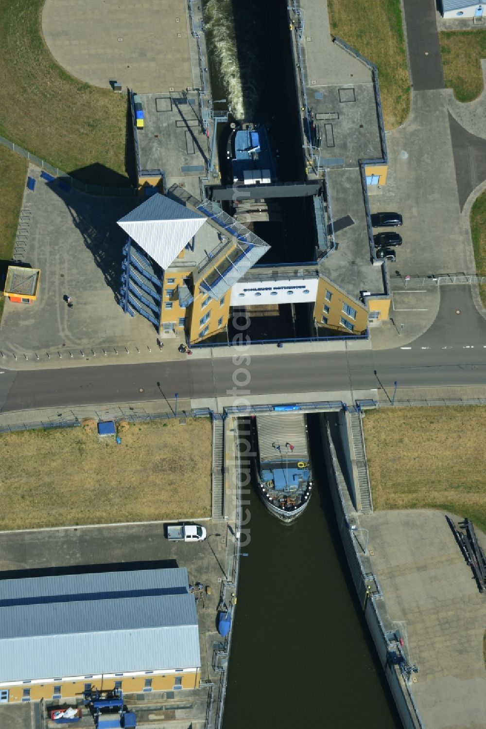 Magdeburg from the bird's eye view: New Boat lift and locks plants on the banks of the waterway of the Abstiegskanal Rothensee in Magdeburg in the state Saxony-Anhalt