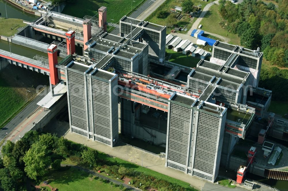 Scharnebeck from the bird's eye view: Boat lift and locks plants on the banks of the waterway of the Elbe-Seitenkanal in Scharnebeck in the state Lower Saxony, Germany