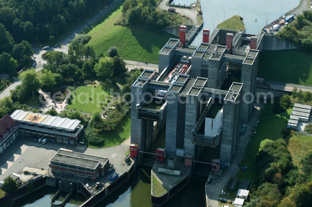 Scharnebeck from the bird's eye view: Boat lift and locks plants on the banks of the waterway of the Elbe-Seitenkanal in Scharnebeck in the state Lower Saxony, Germany