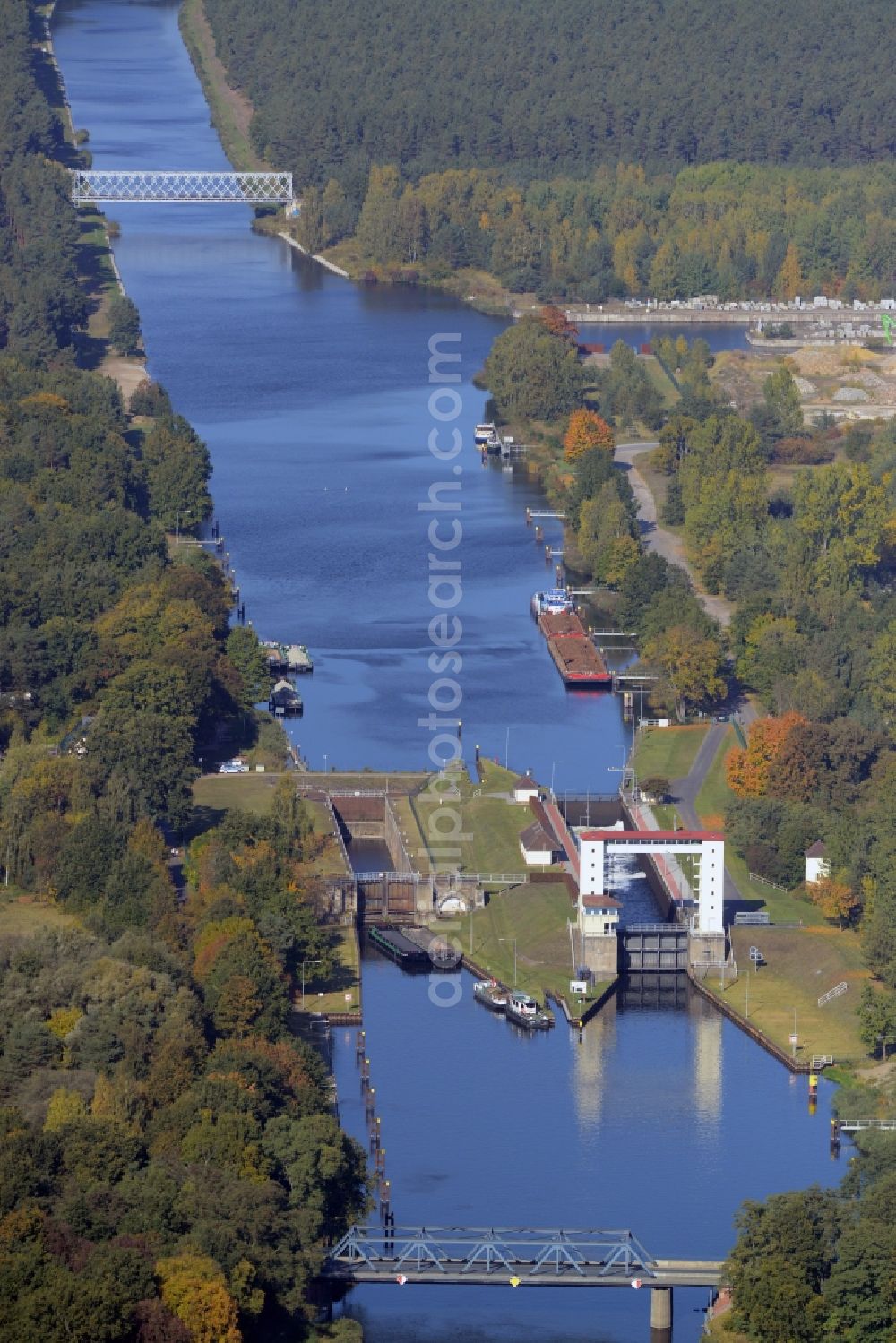 Aerial photograph Oranienburg - Boat lift and locks plants on the banks of the waterway of the canal Oranienburger Havel in Oranienburg in the state Brandenburg