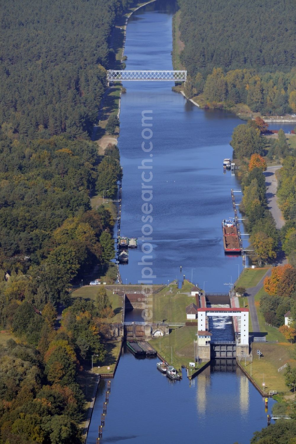 Oranienburg from above - Boat lift and locks plants on the banks of the waterway of the canal Oranienburger Havel in Oranienburg in the state Brandenburg