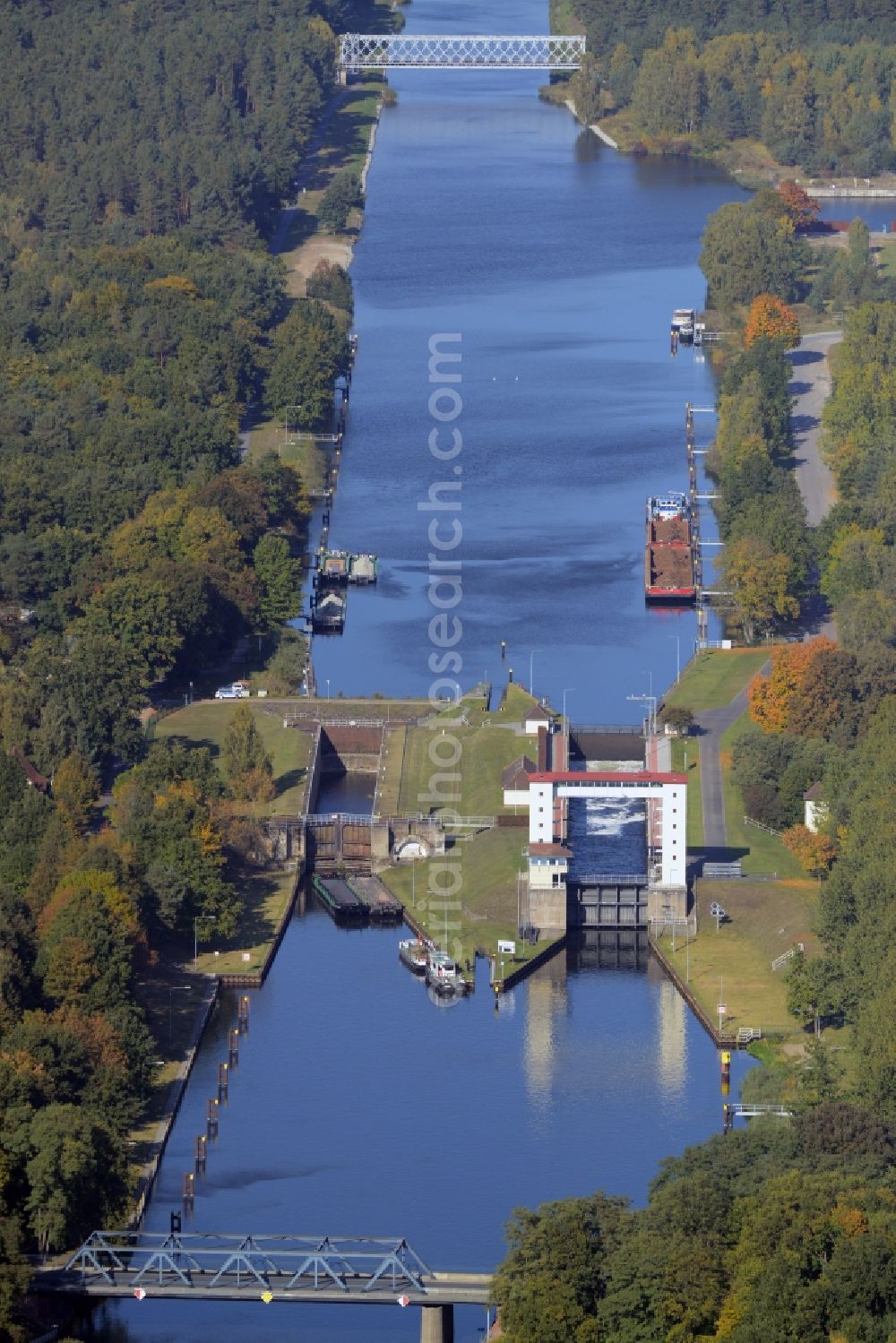 Oranienburg from the bird's eye view: Boat lift and locks plants on the banks of the waterway of the canal Oranienburger Havel in Oranienburg in the state Brandenburg