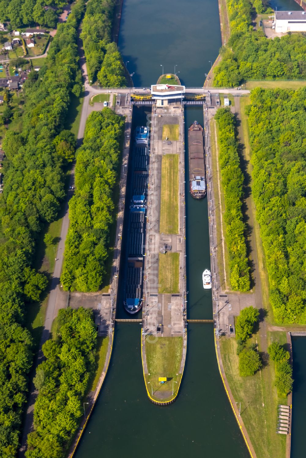 Aerial photograph Herne - Boat lift and locks plants on the banks of the waterway of the Rhein-Herne-Kanal of Schleuse HERNE-Ost in Herne in the state North Rhine-Westphalia, Germany