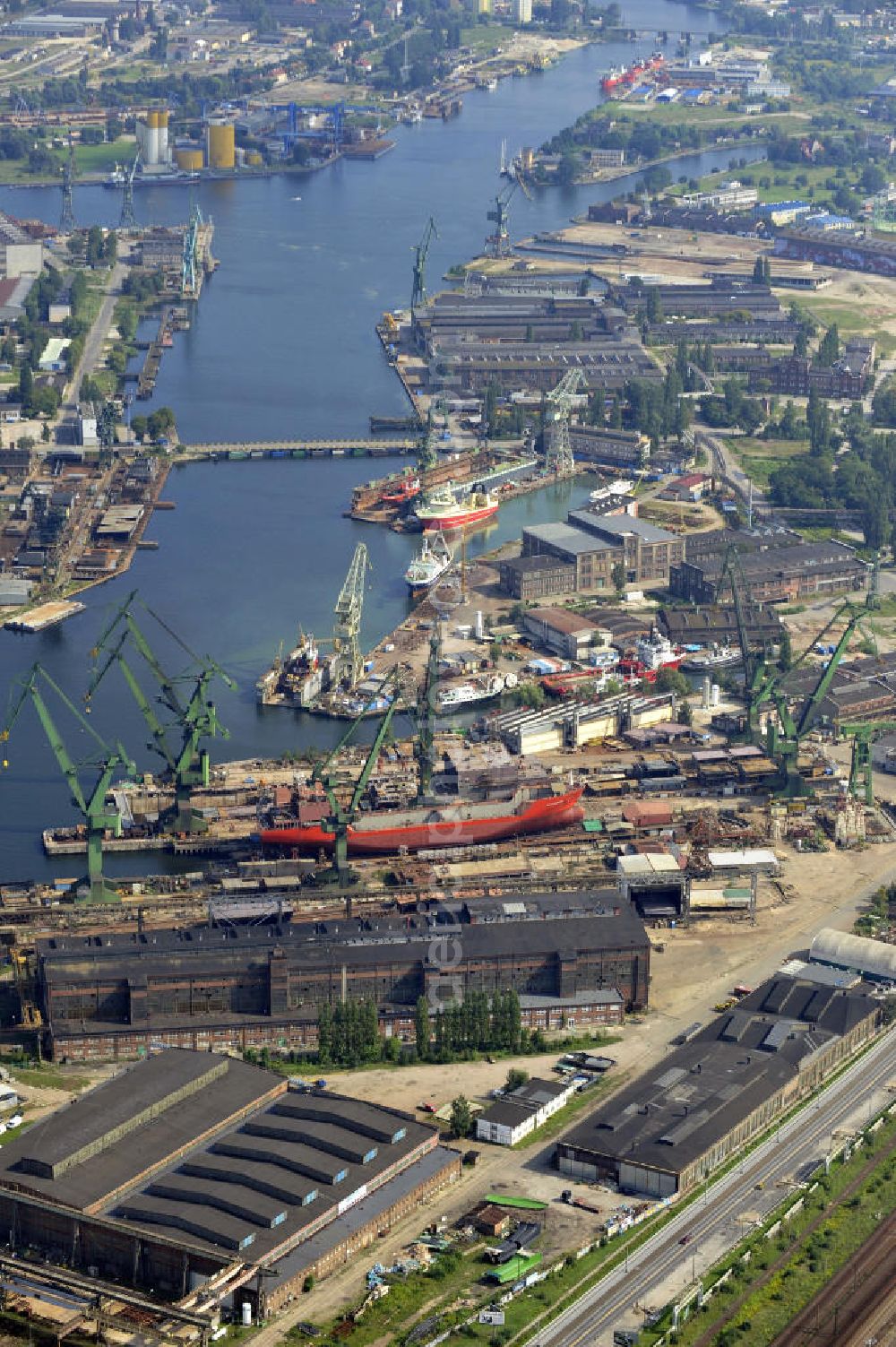 Danzig / Gdansk from above - Neubau vom Schiff Syn Antares im Trockendock der Werft Danzig AG im Hafen von Danzig-Schellmühl / Gdansk-Mlyniska in Pommern / Pomorskie, Polen. Newbuilding of the ship Syn Antares at a dry dock of the Gdansk shipyard at the port of Gdansk-Mlyniska in the Pomeranian Voivodeship / Pomorskie, Poland.