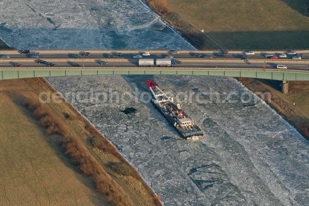 Aerial photograph Duisburg - View of winterly shipping traffic on the river Ruhr in Duisburg in the state North Rhine-Westphalia