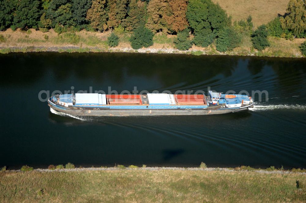 Parchau from above - Blick auf Schiffsverkehr auf dem Elbe-Havel-Kanal bei Parchau. Ein Lastkahn fährt auf dem EHK. Ein Projekt des WSV: Wasserstraßen-Neubauamt Magdeburg, 39106 Magdeburg, Tel. +49(0)391 535-0, email: wna-magdeburg@wsv.bund.de