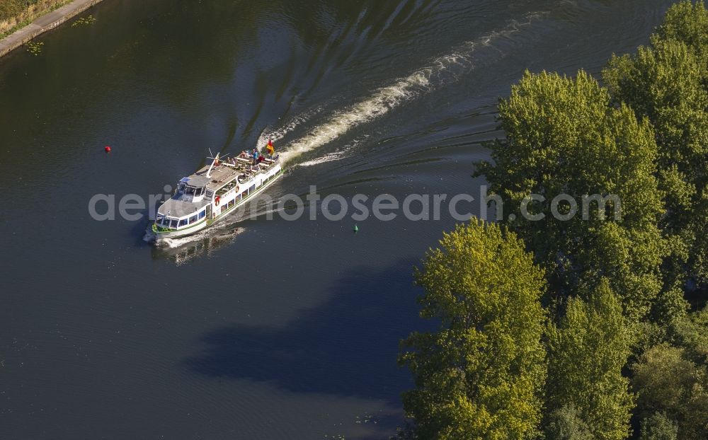 Aerial image Mülheim an der Ruhr - Ship traffic on the Ruhr in Mülheim on the Ruhr in North Rhine-Westphalia