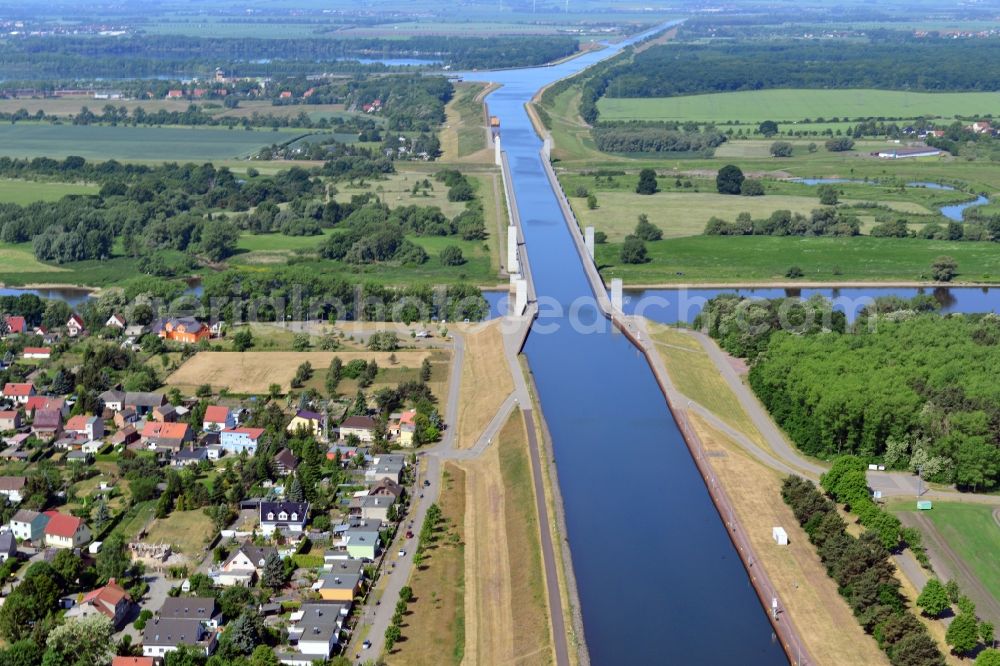 Hohenwarthe from the bird's eye view: Trough bridge from the Mittelland Canal over the River Elbe to the Elbe-Havel Canal to the waterway intersection with MD Hohenwarthe in Saxony-Anhalt