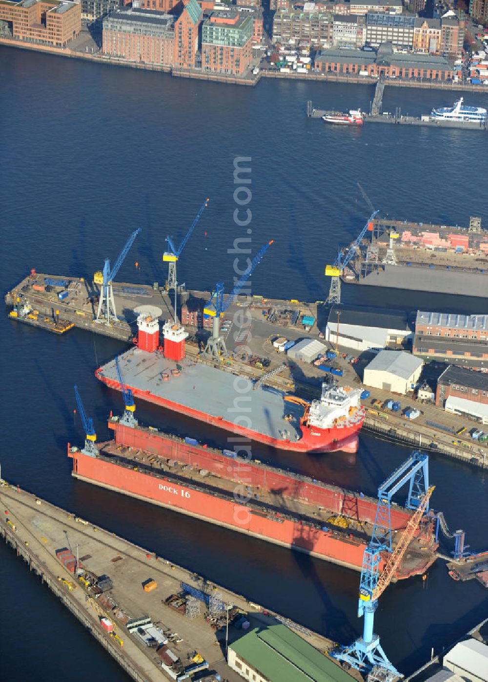 Hamburg from the bird's eye view: Blick auf die Blohm+Voss Schiffswerft im Hamburger Hafen. View to the Blohm+Voss Dockyard in the Hamburg Habour.