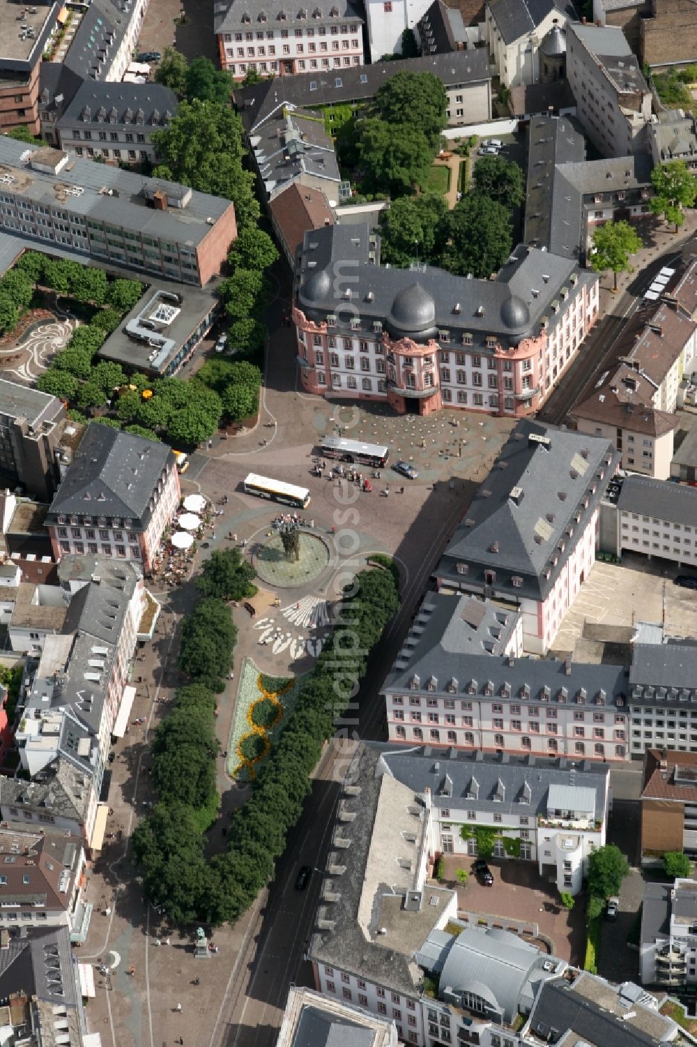 Aerial photograph Mainz - Schiller Square and Osteiner Hof (Court) in downtown Mainz in the state of Rhineland-Palatinate. The Schillerplatz is one of the central and important squares in the city centre of Mainz. It was used as a medieval market square and is surrounded by several courts and mansions of the Baroque-era. Osteiner Hof is located on the South end of the square and dominates the image of the square