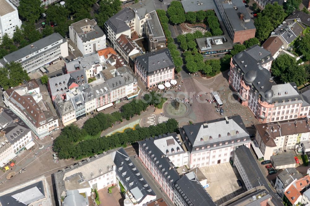 Aerial photograph Mainz - Schiller Square and Osteiner Hof (Court) in downtown Mainz in the state of Rhineland-Palatinate. The Schillerplatz is one of the central and important squares in the city centre of Mainz. It was used as a medieval market square and is surrounded by several courts and mansions of the Baroque-era. Osteiner Hof is located on the South end of the square and dominates the image of the square