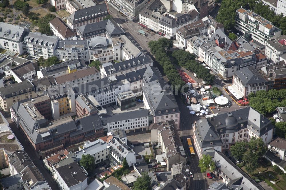 Aerial image Mainz - Schiller Square and Osteiner Hof (Court) in downtown Mainz in the state of Rhineland-Palatinate. The Schillerplatz is one of the central and important squares in the city centre of Mainz. It was used as a medieval market square and is surrounded by several courts and mansions of the Baroque-era. Osteiner Hof is located on the South end of the square and dominates the image of the square. To the left is the Rhineland-Palatinate Ministry of the Interior and Sports