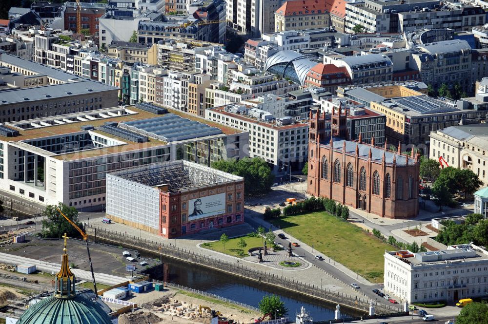 Aerial image Berlin Mitte - Schinkelplatz mit Friedrichswerdersche Kirche am Werderschen Markt im Stadtteil Friedrichswerder in Berlin-Mitte. The square Schinkelplatz with the Friedrichswerdersche Church at the Werderschen Markt in the Friedrichswerder quarter in the borough Mitte.